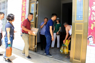 市规划局：开展“七一”慰问老党员活动