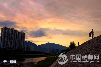 （图片新闻）晚霞映山城 夕阳无限美