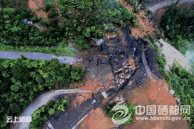 恩施市迅速应对白杨坪境内山体滑坡地质灾害