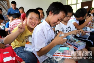 太阳河：青树子100多名孩子开学有了新文具
