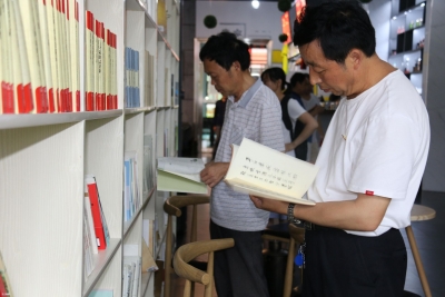 龙凤：“全民阅读”受热捧（图）