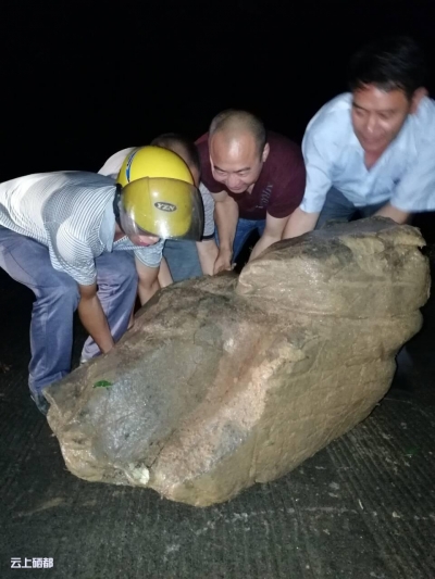 防汛抗灾——崔家坝尖刀班夜排“飞来石”