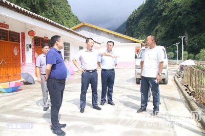 市领导调研易地扶贫搬迁等项目