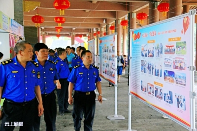 市城管执法局：参观党员干部到一线脱贫攻坚图片展