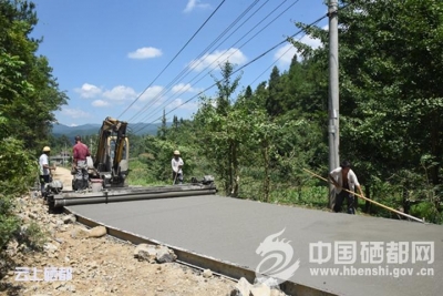 盛家坝乡精准扶贫修路先行