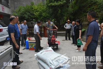 崔家坝镇合作社为福利院捐赠农机