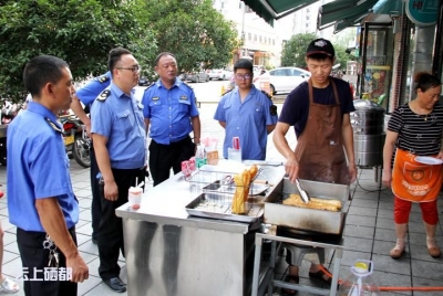 市城管执法局：部门联合整治上官府邸路段环境秩序