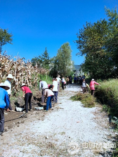 大峡谷：村民集资修路忙