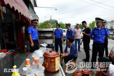 龙　凤：多措并举整治集镇环境卫生