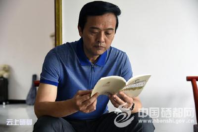 向前进：矮下身子 贴近群众 将扶贫成效传递基层 
