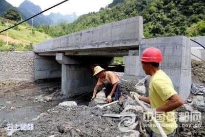 太阳河：“尖刀班”着力解决群众出行难题