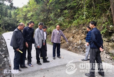 新　塘：党员代表现场监督扶贫项目工程质量