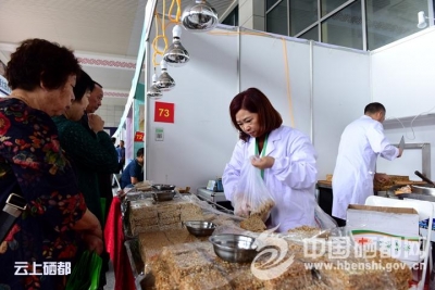 硒博会场馆内人潮涌动，订单滚滚来