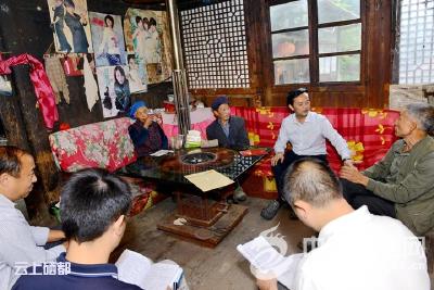 向前进：扛起责任 用心用力 把扶贫工作抓实抓细