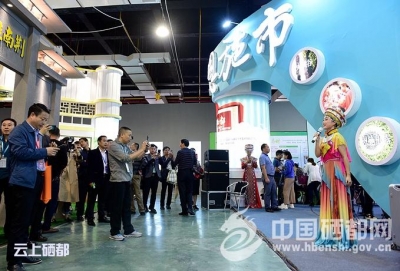 硒博会上，向前进苏勇巡恩施特色展馆