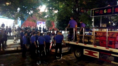 市城管执法局：错时上班加大夜间执法力度