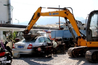 市城管执法局：集中销毁270余辆“僵尸车” 