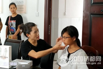 市委统战部驻花被村“尖刀班”关注贫困学生视力健康