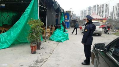 市城管执法局：限期督促拆除商户违章搭建钢架棚