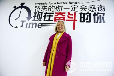 “白发幺妹儿”从扫地妹逆袭“家政一姐”（图）