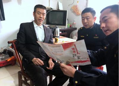 恩施城管系统健康扶贫政策送到家