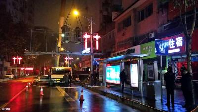 恩施城管依法拆户外广告打造市容环境美好示范路 
