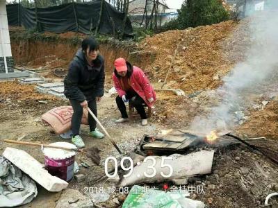 市城管执法局：及时制止露天燃烧废弃木材取暖行为 