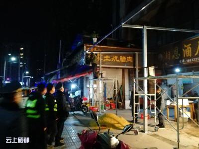 市城管执法局：商户违章搭建钢架棚扩大经营范围，城管依法拆除！