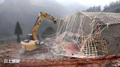 市城管执法局：依法拆除抢搭抢建“两违”建筑 