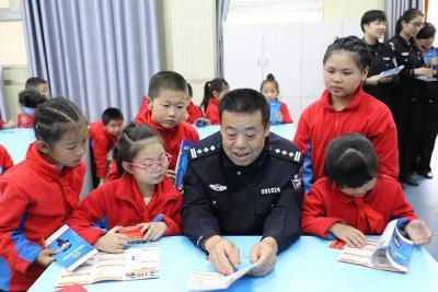 恩施市局组织开展全国第33个“110宣传日”暨“小记者走进警营”活动