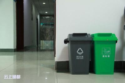 市城管执法局：实行生活垃圾强制分类
