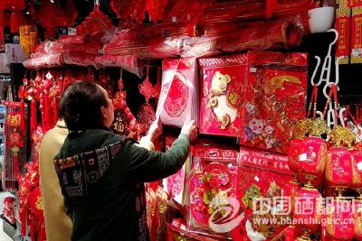 【图片新闻】新年饰品走俏年味浓
