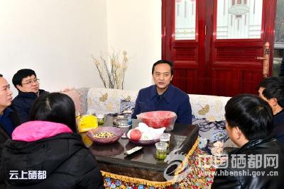 向前进到白杨坪镇走访慰问贫困户