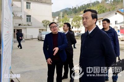向前进：开展“三大行动” 坚决打赢脱贫攻坚战