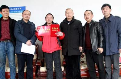 真汉子！身患残疾四入火海救人，气罐爆炸，头部炸伤，他却......