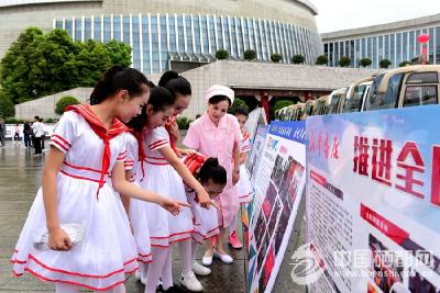 今天文化中心好热闹，围观者总结：人生玩套路，不如多读书！