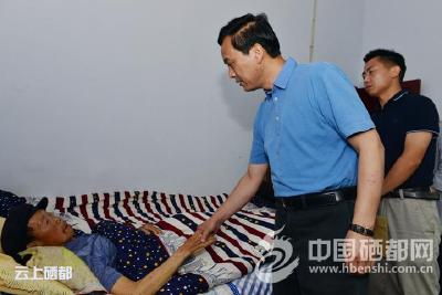 向前进看望慰问老党员