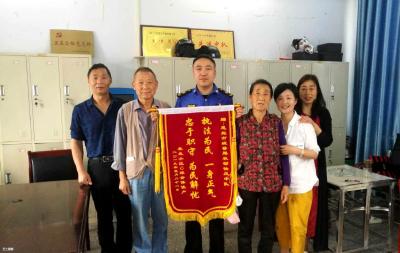 市城管执法局：居民代表送锦旗点赞城管