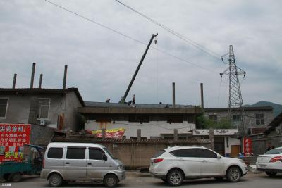 恩施市强拆万余平米违章建筑保铁路沿线安全