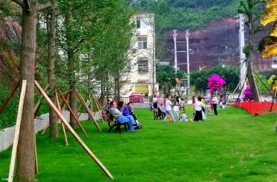 市城管执法局：安装便民座椅　方便市民群众