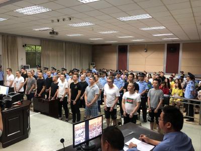 收取保护费，充当地下执法队……21名涉恶被告人今日出庭受审