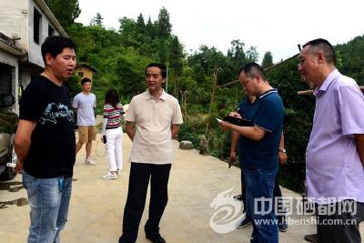 向前进调研重点项目建设及精准扶贫工作 