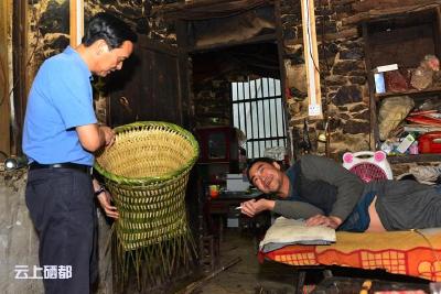 向前进：带着感情和温度 做深做细扶贫工作 