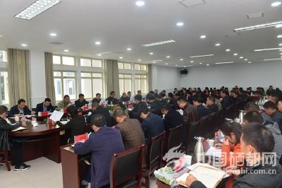 向前进主持召开恩施市脱贫攻坚指挥部专题会