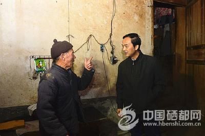 向前进：聚焦重点 精准发力 决战决胜脱贫攻坚