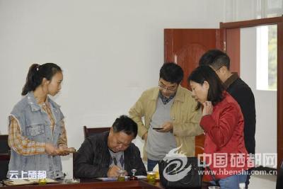 扶贫日，政协委员助力脱贫攻坚