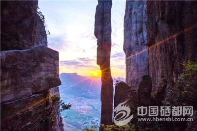 【壮丽70年】峡谷古镇绘新景