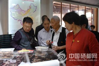恩施市组织离退休干部度国庆迎重阳