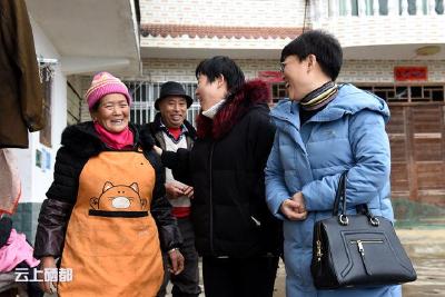 恩施市新联会到沙地乡开展爱心捐赠活动
