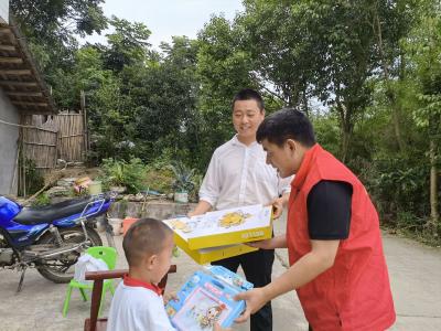 卸甲坪乡：“四进”活动下基层